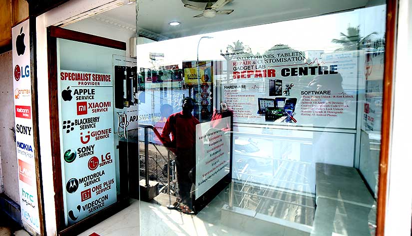 best mobile service in chennai, top mobile service in chennai, mobile service in chennai, Mobile Phone repair service center in chennai: We repair all brands cell phone like Apple iphone, Samsung, Mi, oneplus, motorola, blackberry,  gionee, LG, htc, asus, nokia, oppo, honor, oppo & vivo etc. We fix broken screen, battery, network issue, motherboard, mic, speaker & camera repair in chennai