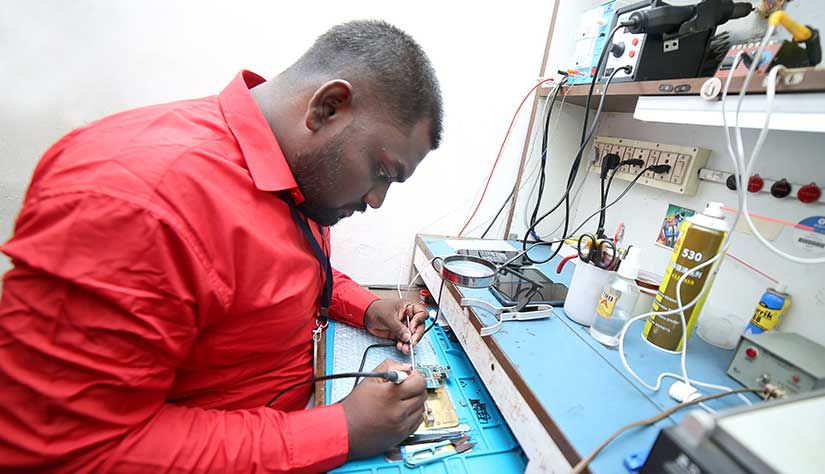 best mobile service in chennai, top mobile service in chennai, mobile service in chennai, Mobile Phone repair service center in chennai: We repair all brands cell phone like Apple iphone, Samsung, Mi, oneplus, motorola, blackberry,  gionee, LG, htc, asus, nokia, oppo, honor, oppo & vivo etc. We fix broken screen, battery, network issue, motherboard, mic, speaker & camera repair in chennai